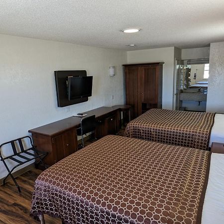 Hillcrest Inn & Suites オゾナ エクステリア 写真