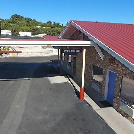 Hillcrest Inn & Suites オゾナ エクステリア 写真
