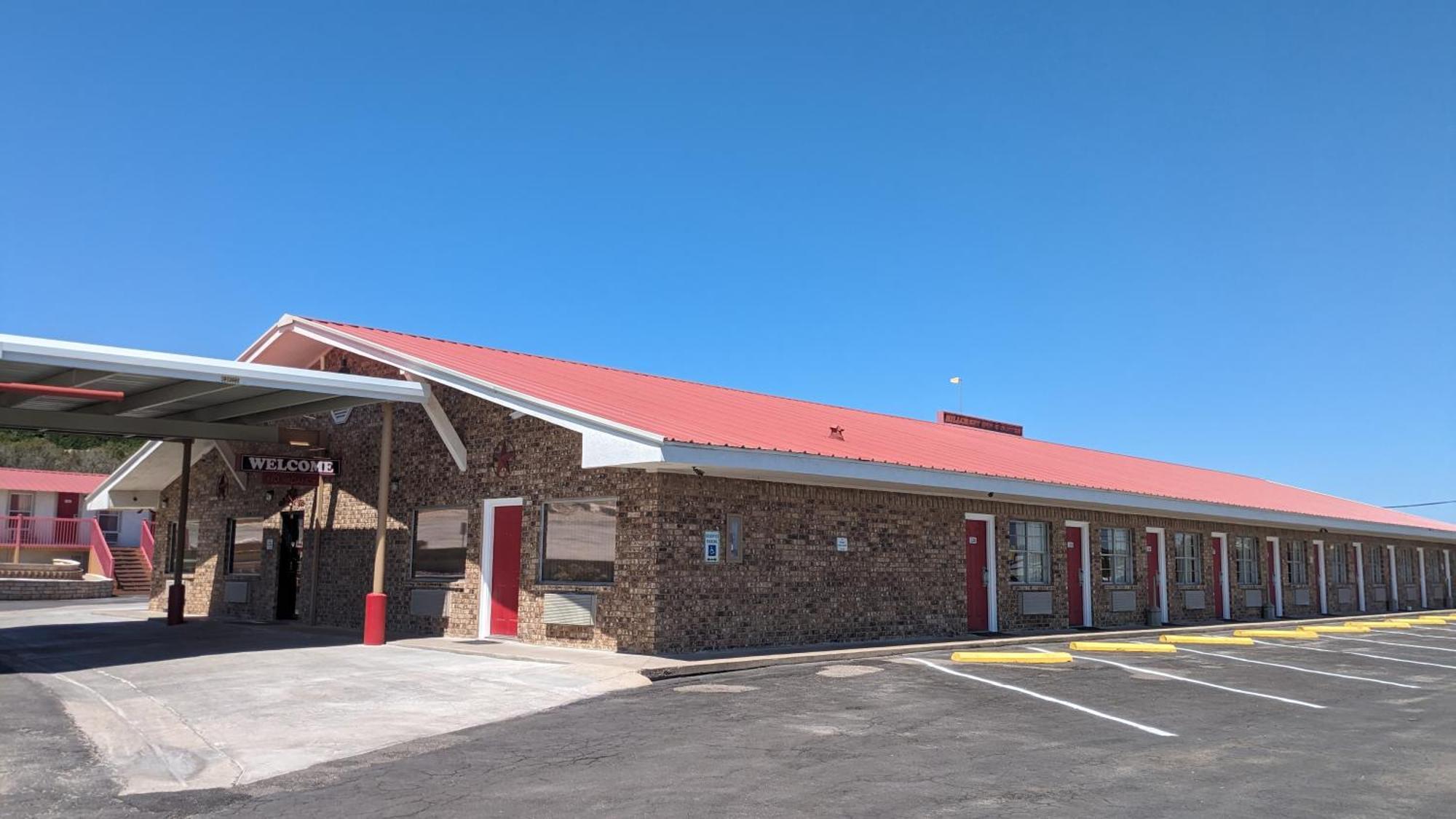 Hillcrest Inn & Suites オゾナ エクステリア 写真