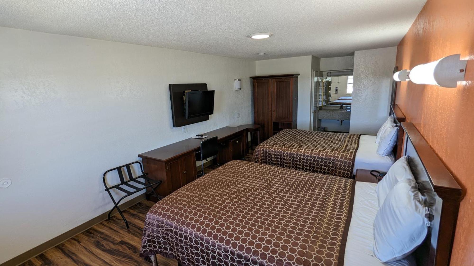 Hillcrest Inn & Suites オゾナ エクステリア 写真