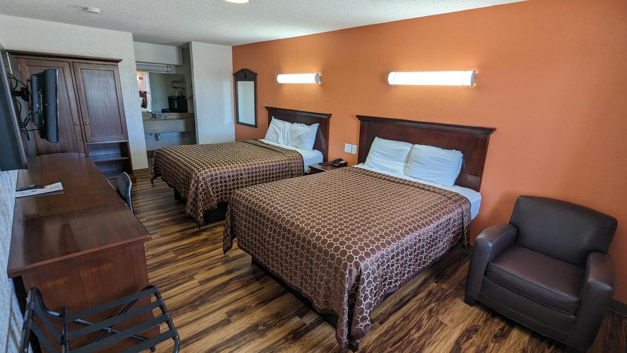 Hillcrest Inn & Suites オゾナ エクステリア 写真