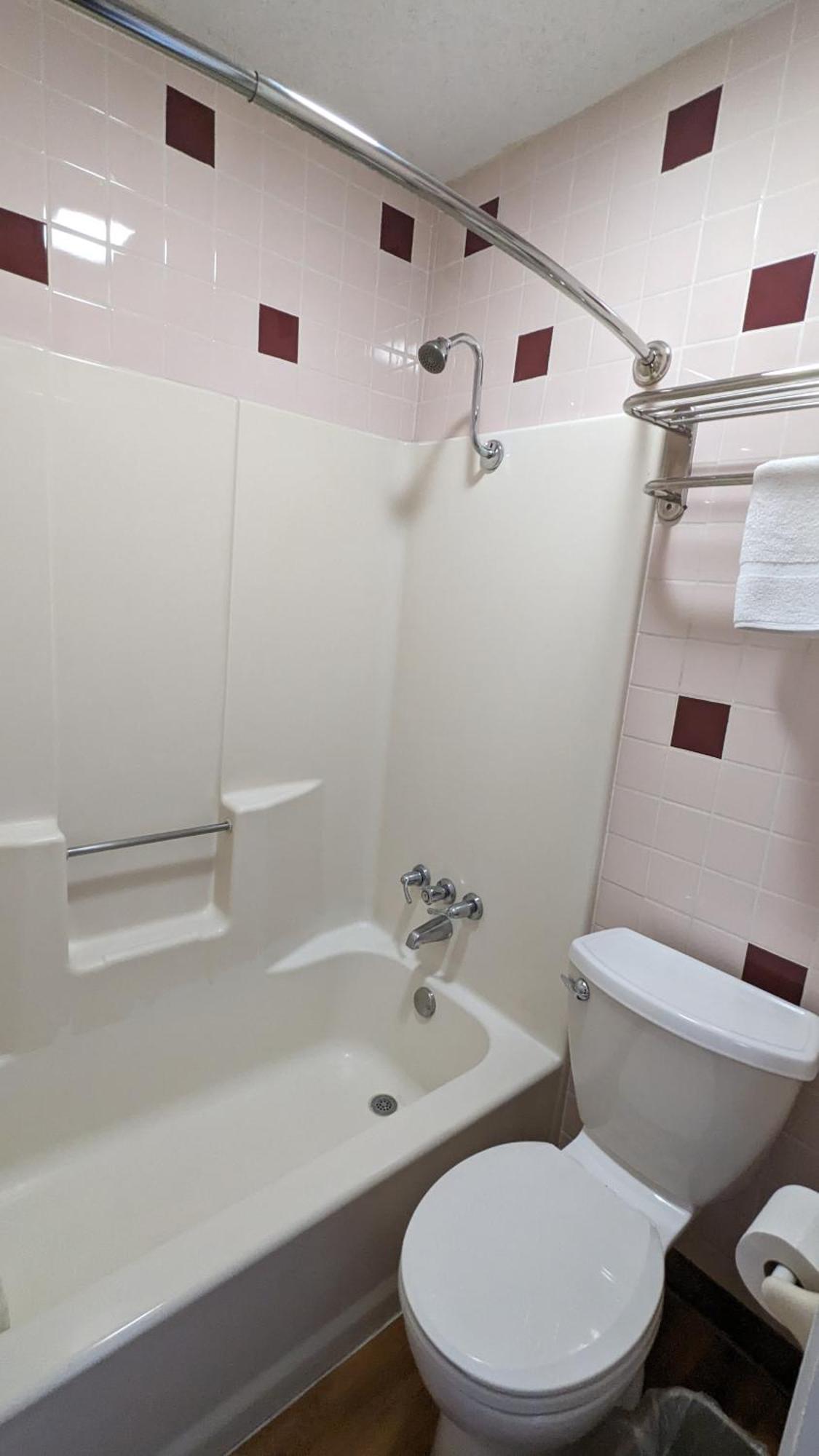 Hillcrest Inn & Suites オゾナ エクステリア 写真