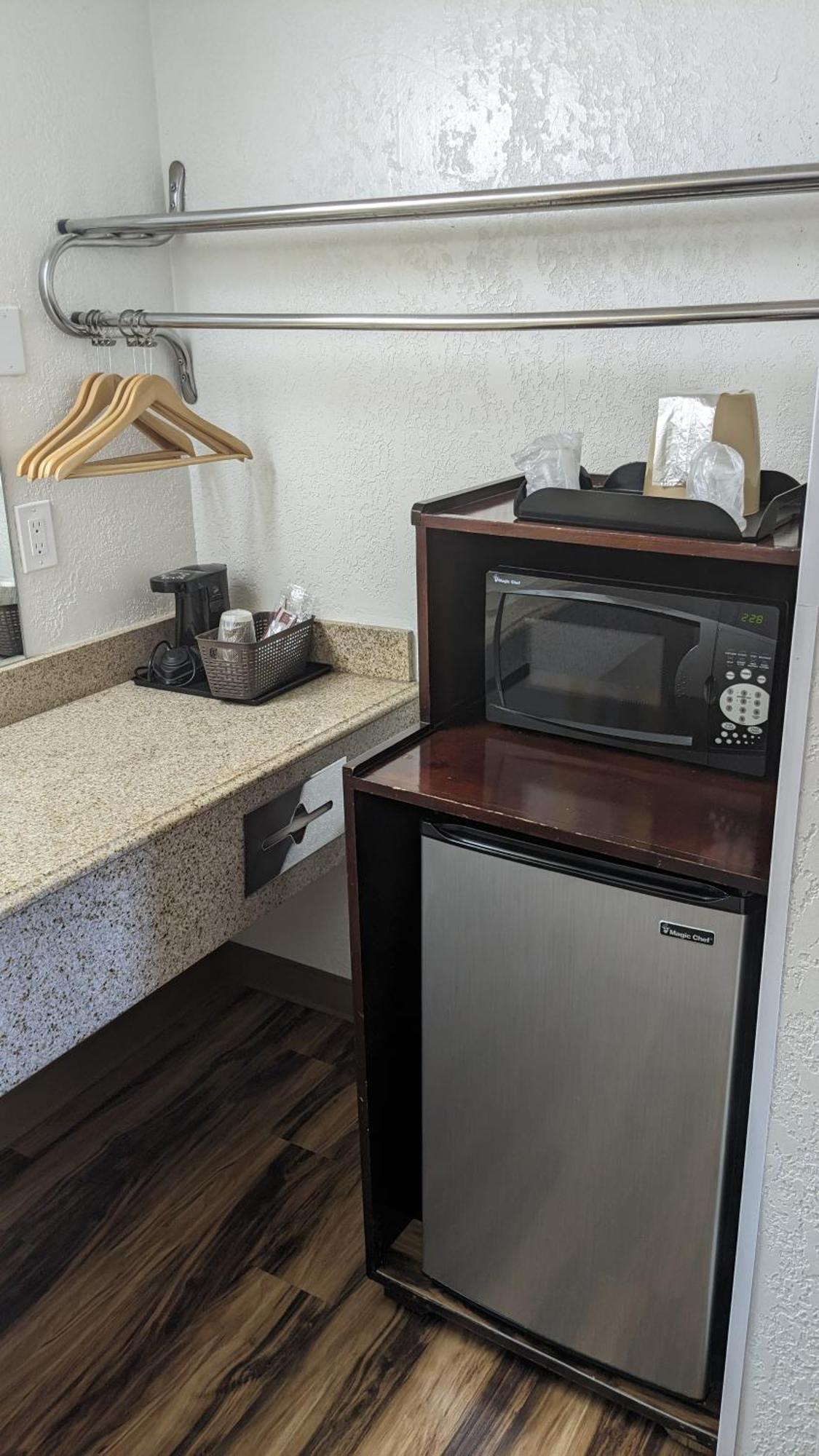 Hillcrest Inn & Suites オゾナ エクステリア 写真