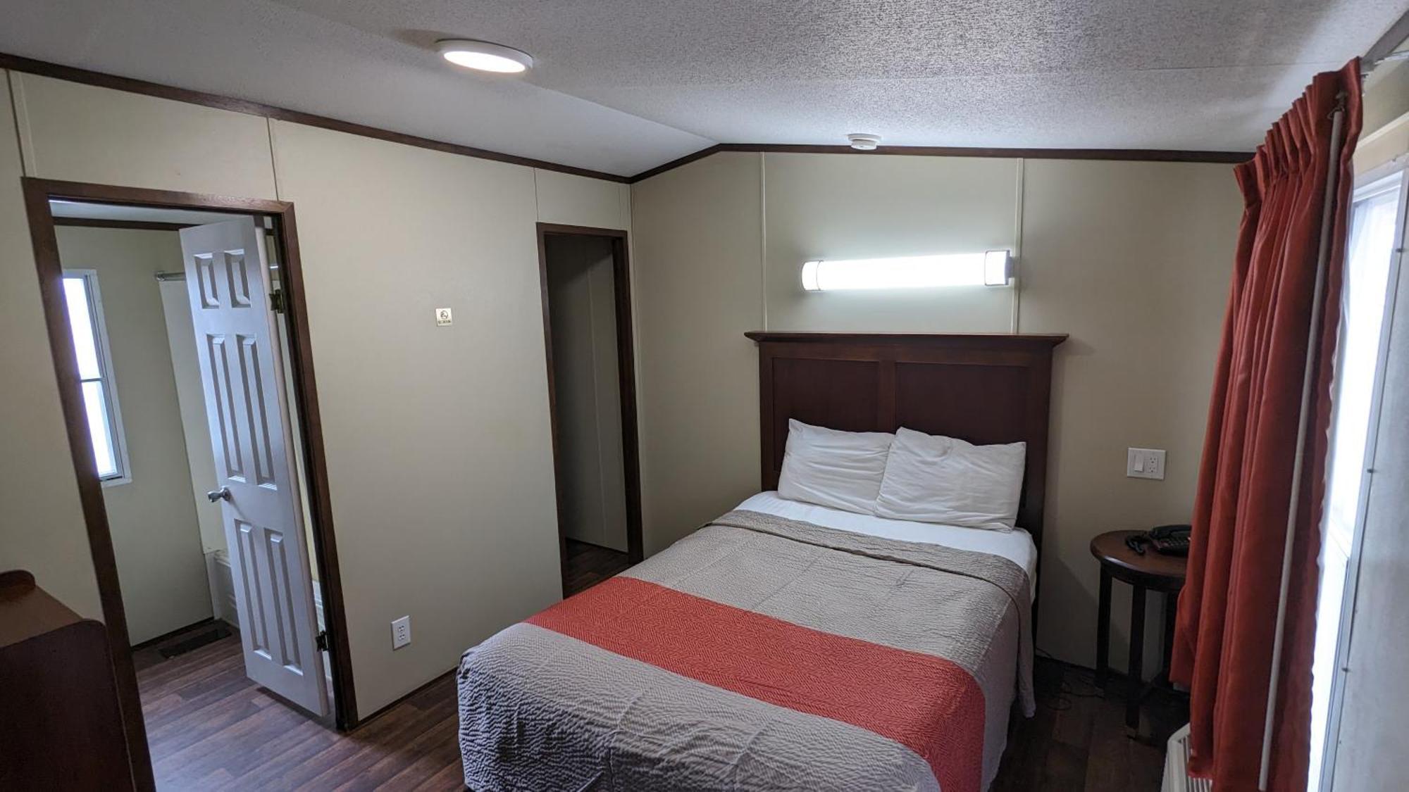 Hillcrest Inn & Suites オゾナ エクステリア 写真