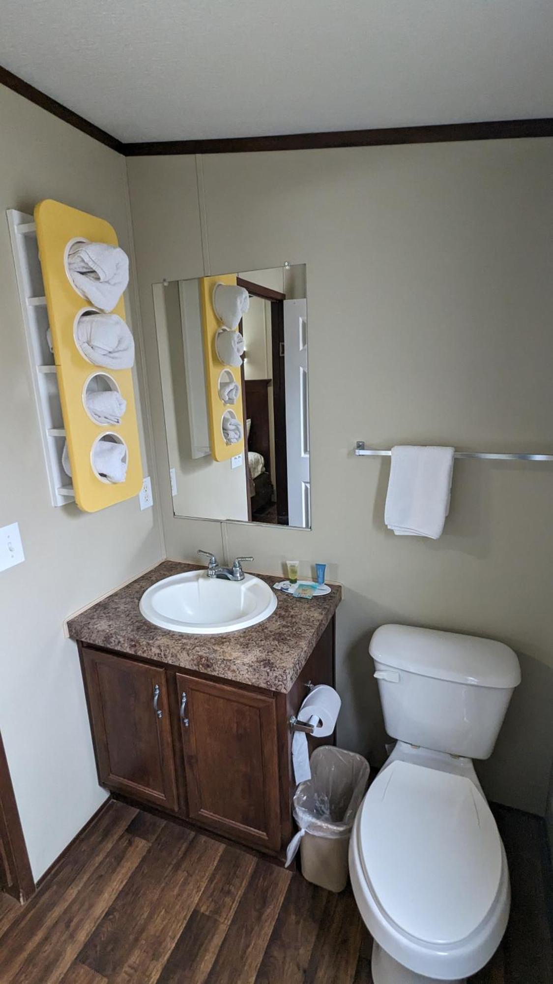 Hillcrest Inn & Suites オゾナ エクステリア 写真
