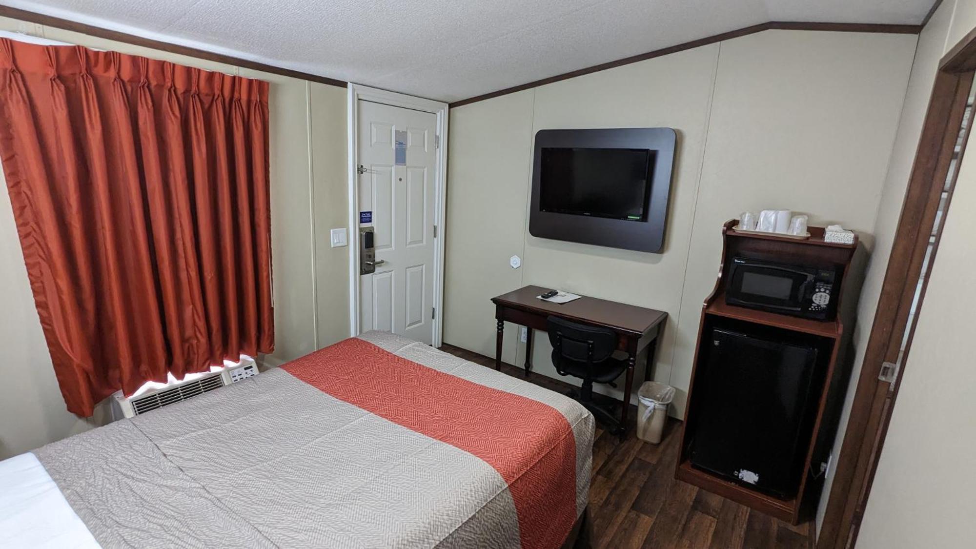 Hillcrest Inn & Suites オゾナ エクステリア 写真