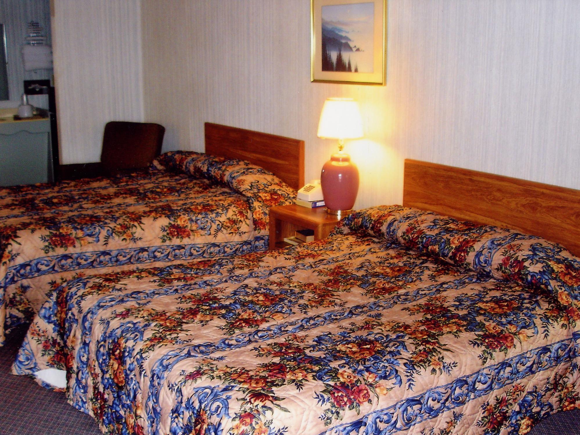 Hillcrest Inn & Suites オゾナ エクステリア 写真