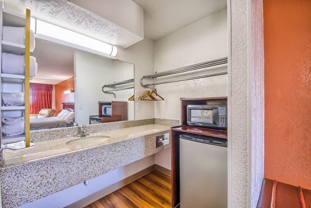 Hillcrest Inn & Suites オゾナ エクステリア 写真