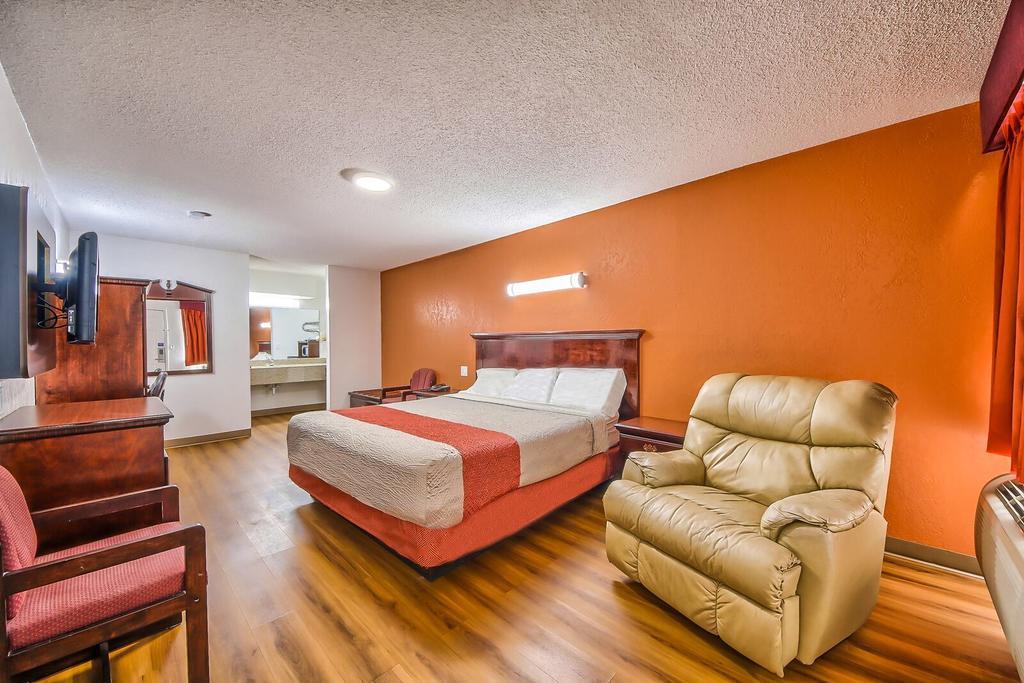 Hillcrest Inn & Suites オゾナ エクステリア 写真