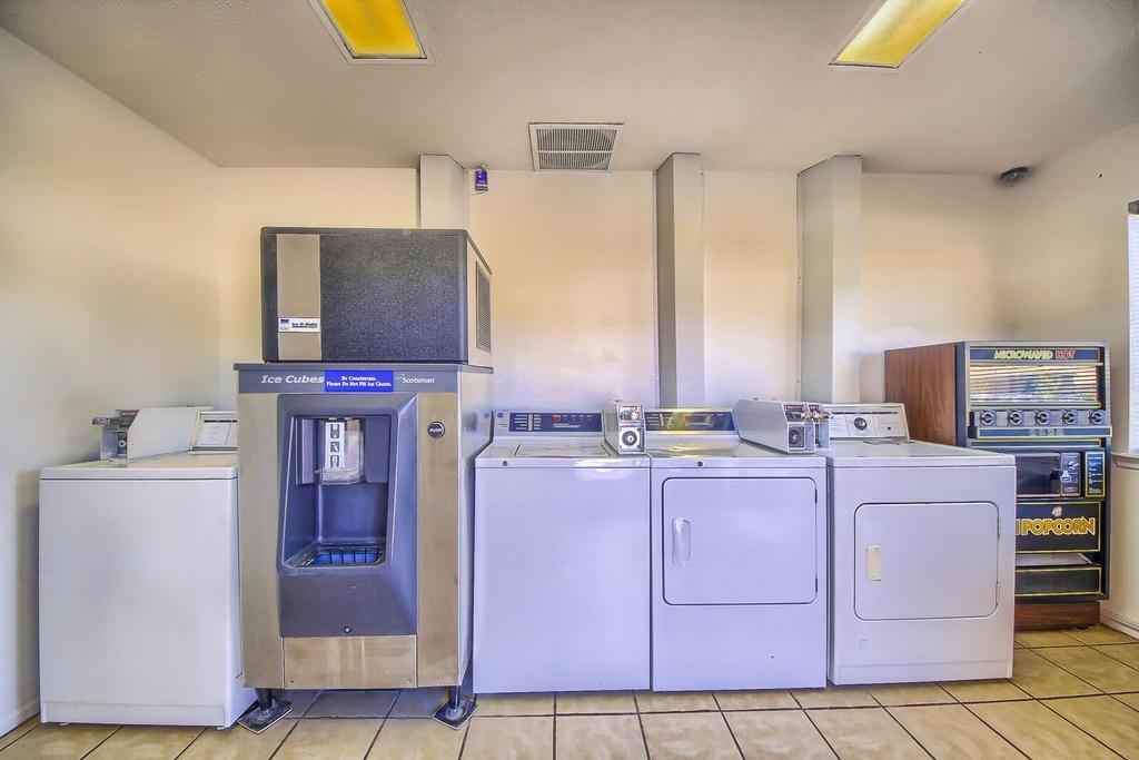 Hillcrest Inn & Suites オゾナ エクステリア 写真