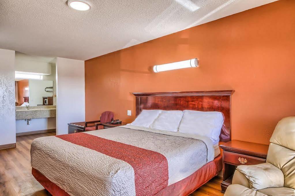 Hillcrest Inn & Suites オゾナ エクステリア 写真